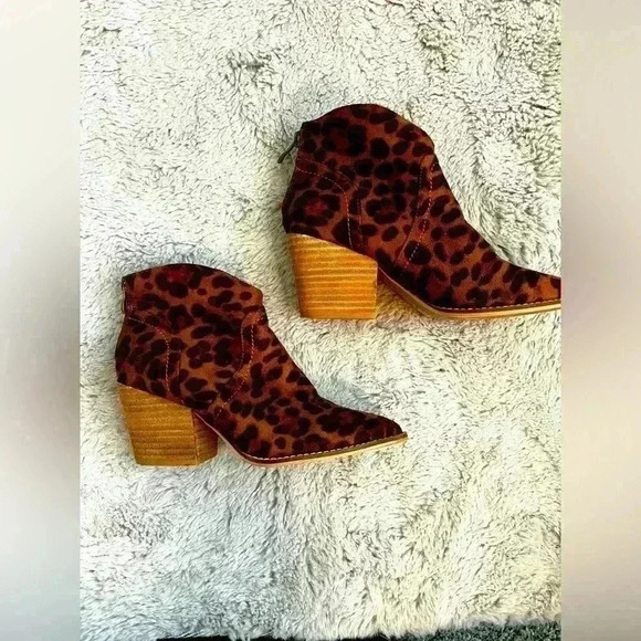 Chic Leopard Ankle Bootie - Picture 1 of 7